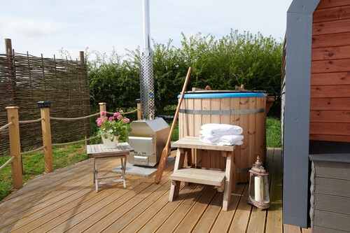 Cabins in Oxfordshire with Hot Tub & Meadow Views