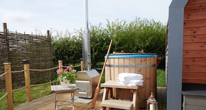 Cabins in Oxfordshire with Hot Tub & Meadow Views