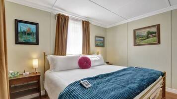 1 habitación, escritorio, tabla de planchar con plancha y cuna de viaje