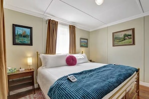 2 bedrooms, desk, iron/ironing board, travel cot