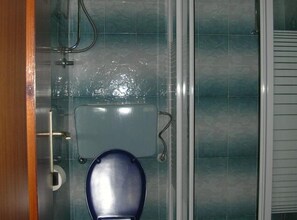 Apartment (Two Bedroom Apartment with Sea View) | Bathroom | Shower, towels - Apartment With Terrace and Sea View Brodarica (Sibenik)