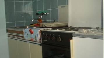 Departamento (Two Bedroom Apartment with Sea View) | Cocina privada | Refrigerador