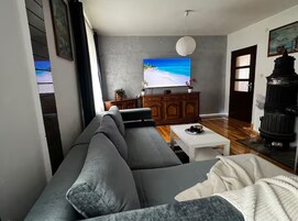 House (Two Bedroom House) | Living room | 32-inch flat-screen TV with cable channels