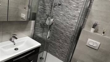 House (Two Bedroom House) | Bathroom | Shower, towels
