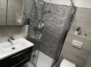 House (Two Bedroom House) | Bathroom | Shower, towels