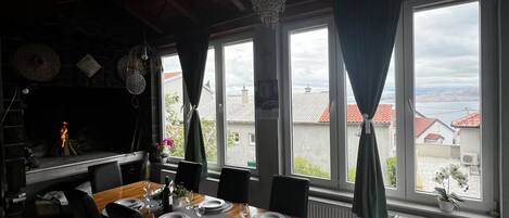 Hus (Two Bedroom House) | Spisestue