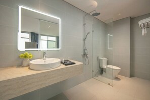 Suite | Badkamer | Een haardroger, handdoeken, zeep, shampoo