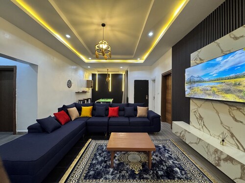 Chic 2-bedroom apartment with WiFi, AC in delightful Abuja