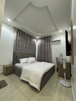 2 quartos, cofres nos quartos, ferros/tábuas de passar roupa