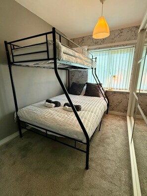 3 bedrooms, iron/ironing board, WiFi, bed sheets - Spacious 3-Bed House with Parking, Wi-fi & Garde (Wolverhampton)