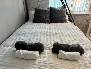 3 chambres, fer et planche à repasser, Wi-Fi, draps fournis