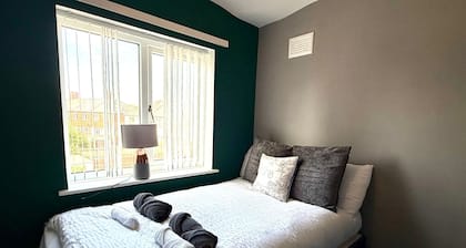 Spacious 3-Bed House with Parking, WiFi & Garden