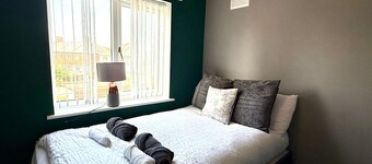 Spacious 3-Bed House with Parking, WiFi & Garden