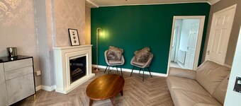 Spacious 3-Bed Contractor-Friendly with Parking in Wolverhampton