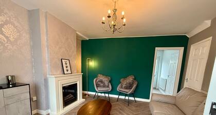 Spacious 3-Bed House with Parking, Wi-fi & Garde