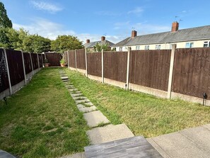 Property grounds - Spacious 3-Bed House with Parking, Wi-fi & Garde (Wolverhampton)