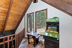 Games room - Spacious 5 Bedroom! Pet Friendly! Hot Tub! Pool Table! (Big Bear City)