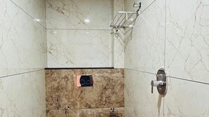 Ein Badezimmer mit Toilette, Dusche und Badewanne.