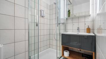 Dusche, Haartrockner, Handtücher, Seife
