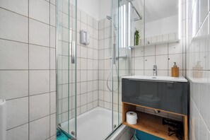 Douche, sèche-cheveux, serviettes fournies, savon