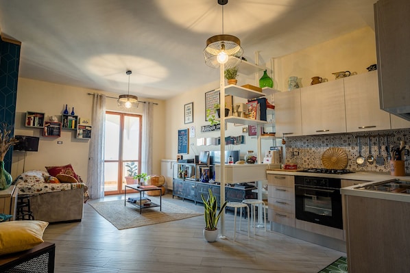 Réfrigérateur, micro-ondes, four, plaque de cuisson