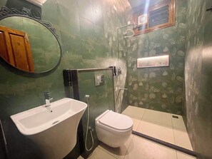 Douche, serviettes fournies, savon, papier toilette