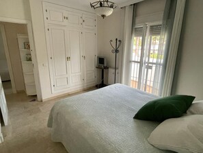 4 quartos, ferros/tábuas de passar roupa, Wi-Fi, roupa de cama