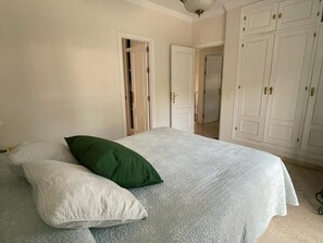 4 habitaciones, tabla de planchar con plancha, wifi y ropa de cama 