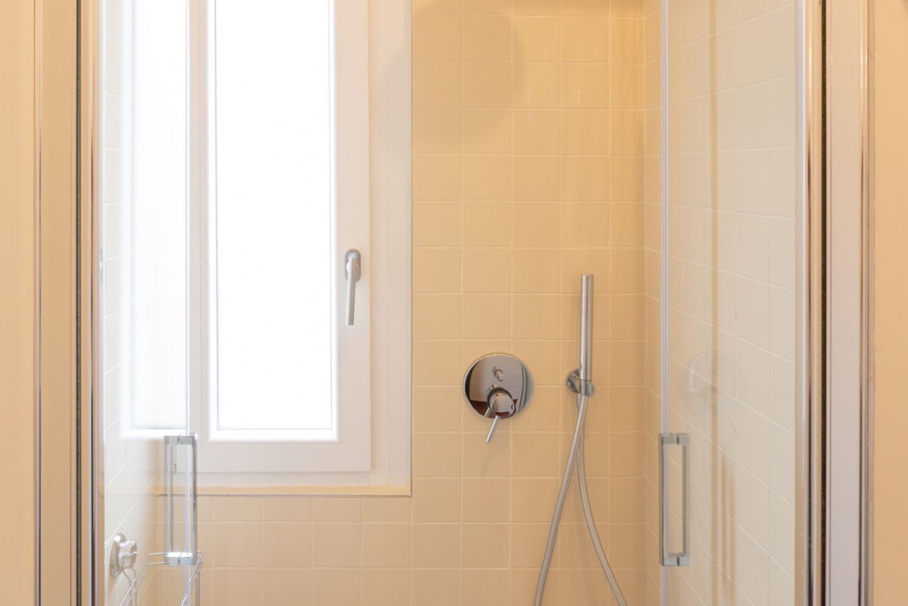 Doccia, asciugacapelli, bidet, carta igienica