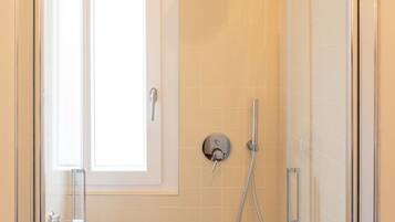 Doccia, asciugacapelli, bidet, carta igienica