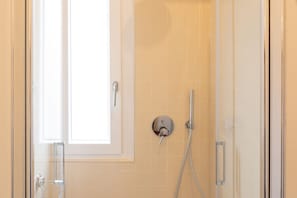 Dusche, Haartrockner, Bidet, Toilettenpapier