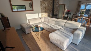 Smart TV, fireplace, books, stereo