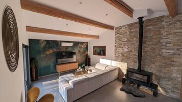 Smart-tv, een open haard, boeken en een stereo