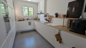 ثلاجة، ميكروويف، فرن، موقد طهي مسطح