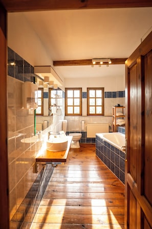 Douche, serviettes fournies, papier toilette