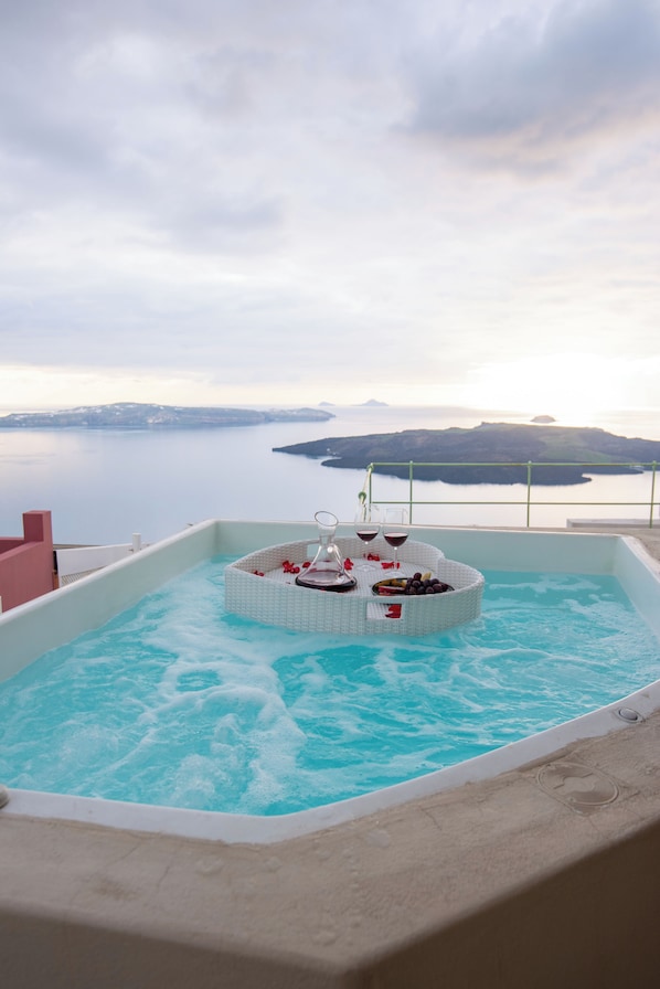 Honeymoon Suite with Caldera View And Private Tub | อ่างสปาส่วนตัว