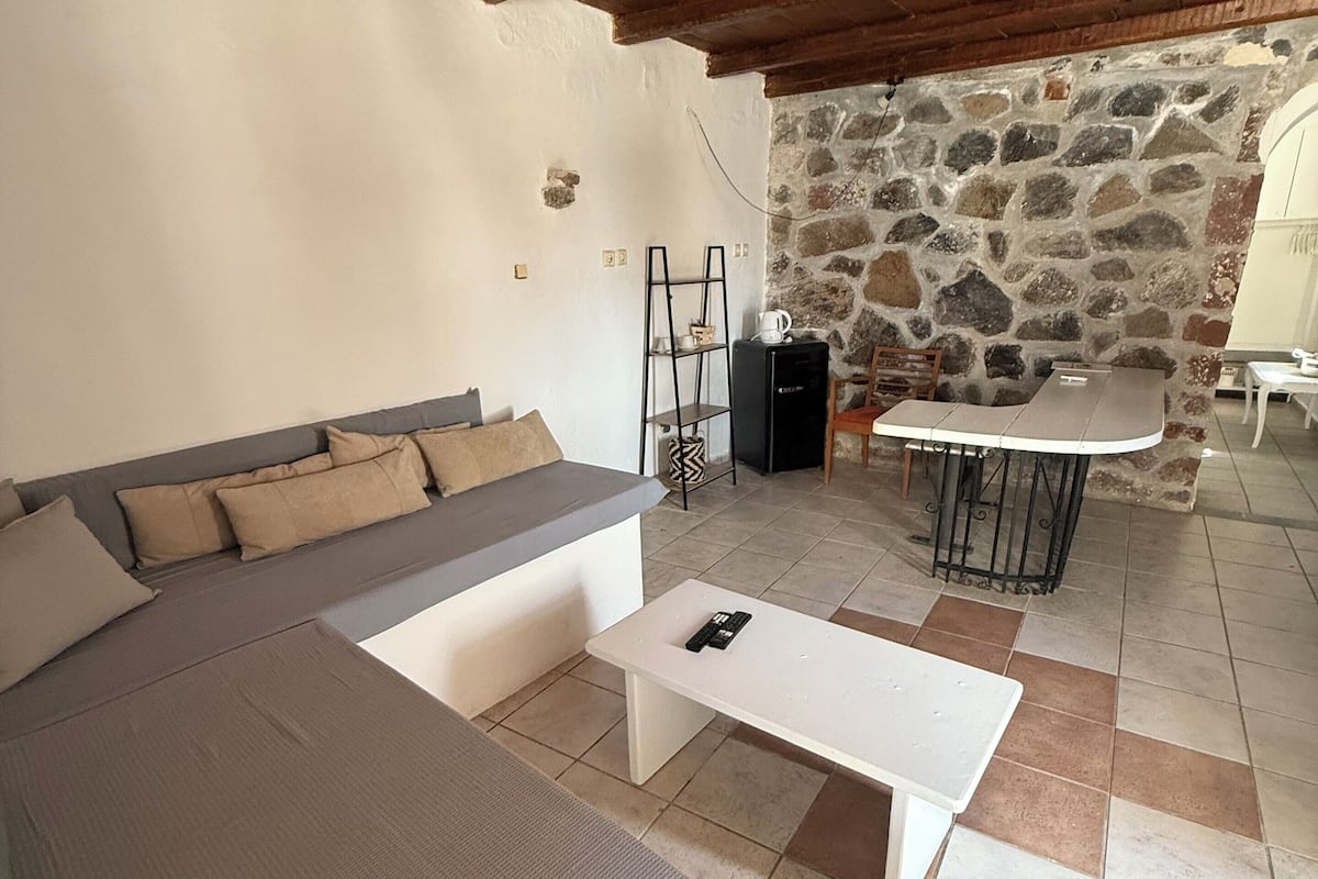 Traditional Cave Suite with Caldera View and Shared Pool | In-room safe, blackout drapes, iron/ironing board, free WiFi