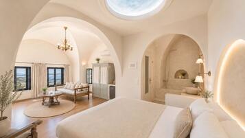 Classic Suite with Caldera View and Shared Pool | Zimmersafe, Verdunkelungsvorhänge, Bügeleisen/Bügelbrett