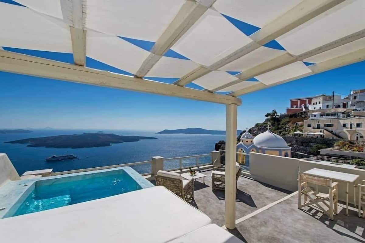 Honeymoon Suite with Caldera View And Private Tub | ลานระเบียง/นอกชาน