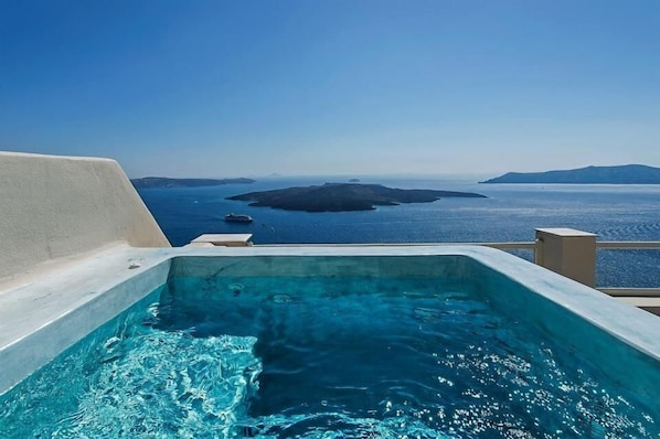 Honeymoon Suite with Caldera View And Private Tub | Teras/patio