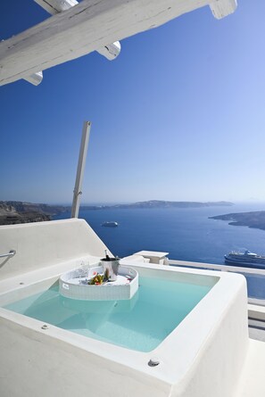 Honeymoon Suite with Caldera View And Private Tub | In-room safe, blackout drapes, iron/ironing board, free WiFi - Lava suites (Fira)