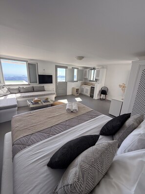 Honeymoon Suite with Caldera View And Private Tub | Een kluis op de kamer, verduisterende gordijnen