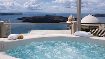 Lava Suite with Caldera View And Private Tub | Terrace/patio