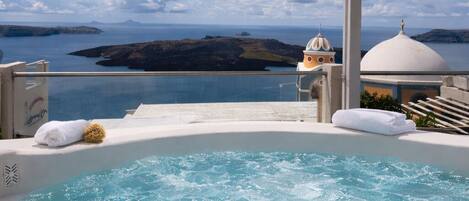 Lava Suite with Caldera View And Private Tub | 露台/庭院