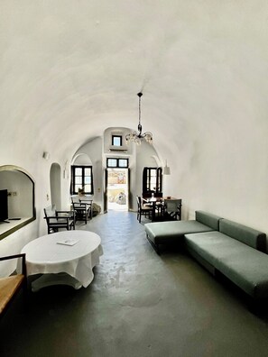 Family Cave Suite with Caldera View and Shared Pool | Área de sala de estar | Impresora 