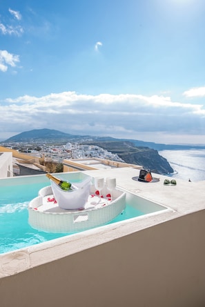 Honeymoon Suite with Caldera View And Private Tub | อ่างสปาส่วนตัว