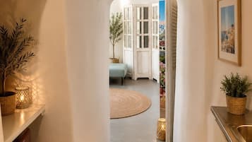 Family Cave Suite with Caldera View and Shared Pool | Dapur peribadi | Peti sejuk mini
