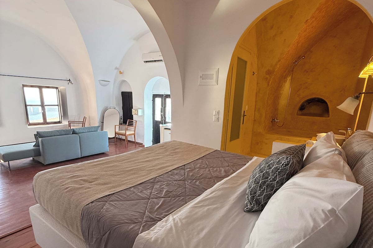 Classic Suite with Caldera View and Shared Pool | Caja de seguridad en la habitación y cortinas blackout