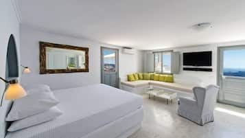 Honeymoon Suite with Caldera View And Private Tub | Una cassaforte in camera, tende oscuranti, ferro/asse da stiro