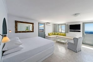 Honeymoon Suite with Caldera View And Private Tub | ตู้นิรภัยในห้องพัก, ผ้าม่านกันแสง, เตารีด/โต๊ะรีดผ้า, Wi-Fi ฟรี